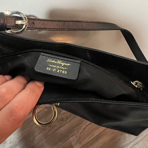 Ferragamo Trifolio shoulder bag — black with gold hardware - Picture 5 of 7